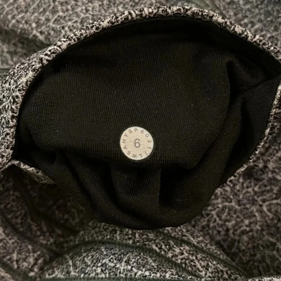 Lululemon sz 6 Train Times Crop (17") Fractal Alpine White Black / Black GUC - Picture 11 of 13